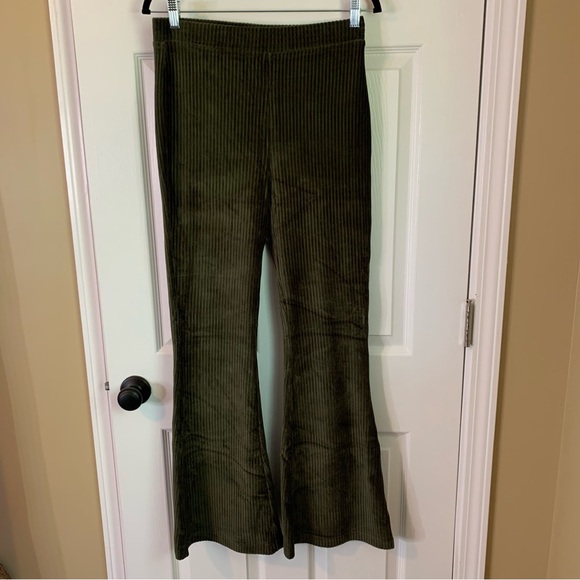 NWT Aerie Groove On High Waisted Velour Flare Olive Green Pants, size M - Picture 12 of 12